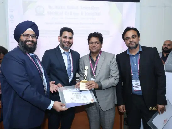 Best Orthopedic Doctor in South Delhi receiving award