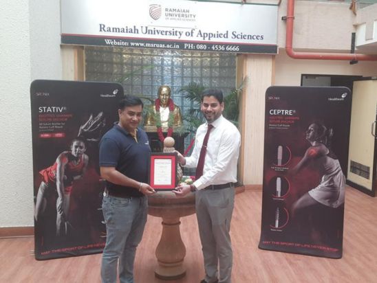 Orthopedic Surgeon in Delhi receiving arthroscopy award