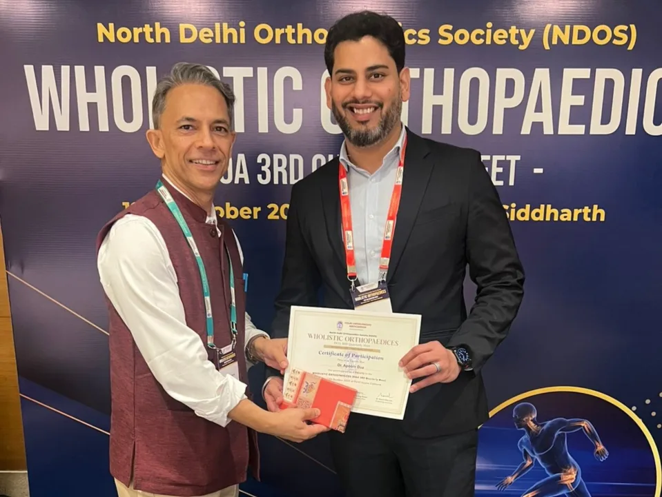 Best Orthopedic Doctor in Delhi receiving award