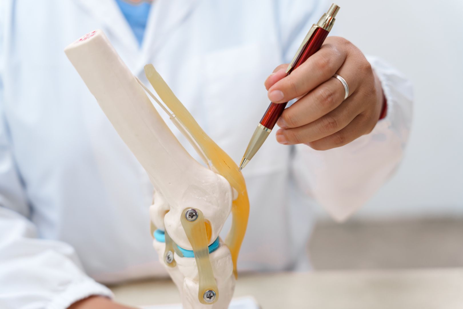 Best knee replacement surgeon in Delhi performing knee surgery